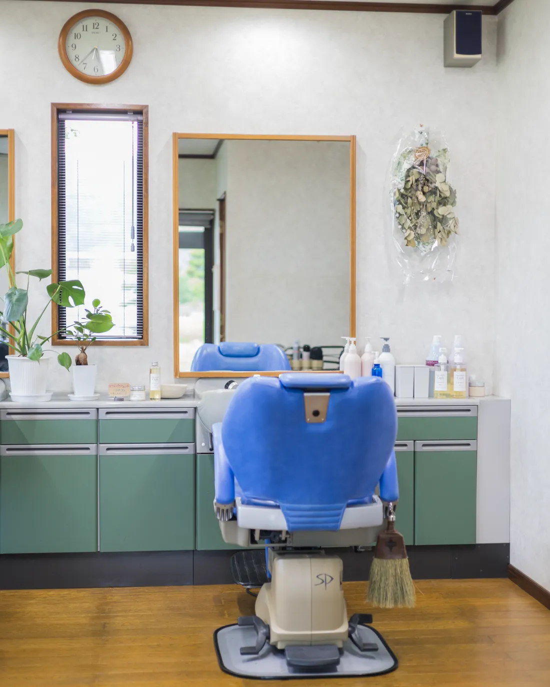 ヘアサロンカフ店内のセット面の写真。